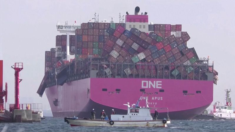 Japonská nákladní loď poztrácela během bouře v Tichém oceánu dva tisíce kontejnerů